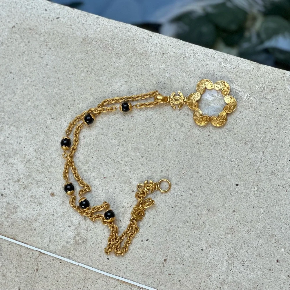 LOT 1500 24K gold plated CHANEL vintage Onyx CC magnifying Glass necklace